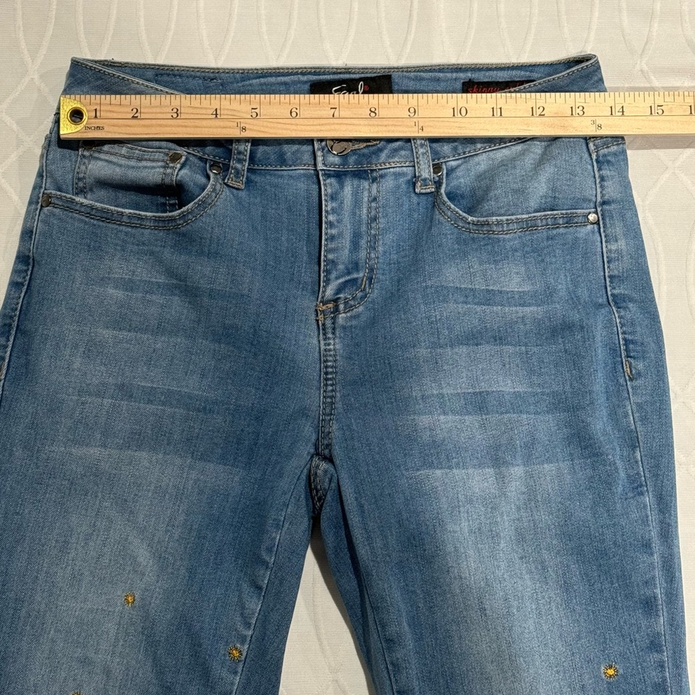Women’s Earl Embroidered Ankle Skinny
Jeans Size 4 - Picture 11 of 15
